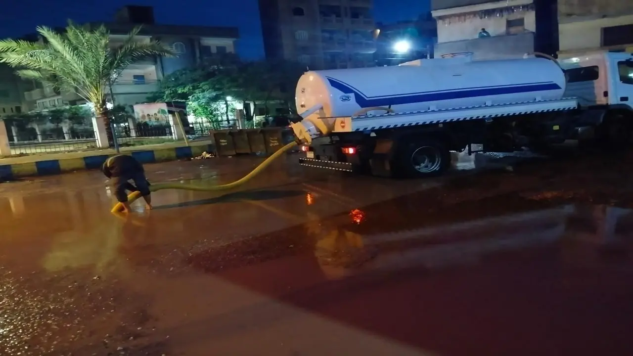 محافظ الدقهلية يتابع ميدانيًا جهود الوحدات المحلية في تصريف مياه الأمطار ليلًا